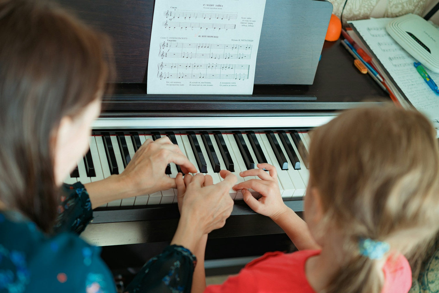 Kids-using-creative-arts-and-music-learning-tools-for-artistic-and-musical-development